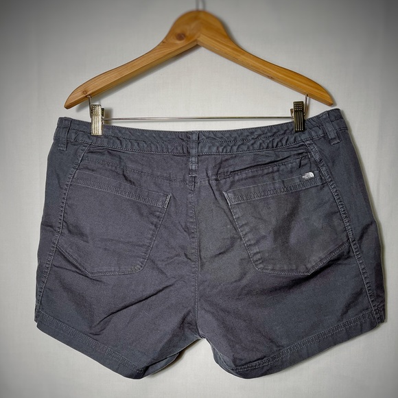 The North Face canvas shorts grey 16 - Picture 2 of 4